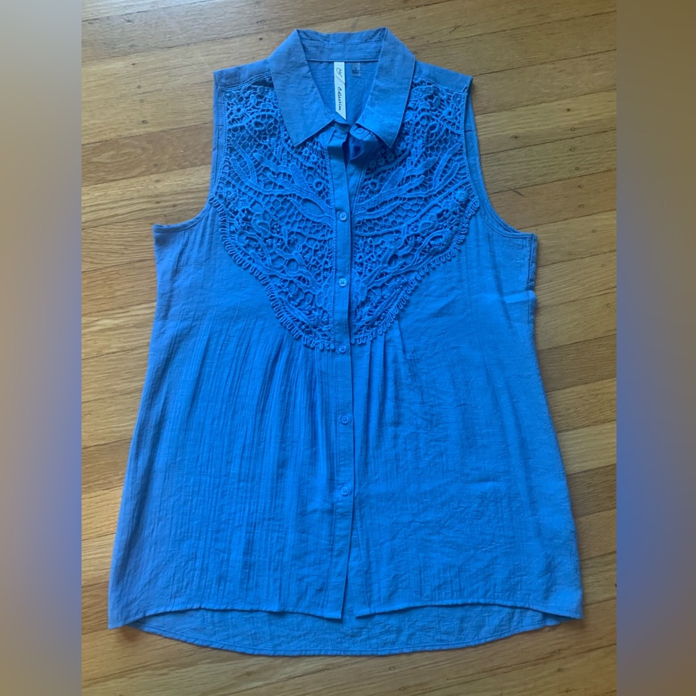 $6 SALE!! EUC NY COLLECTIBLES LITE BLUE LACY SLEEVELESS TOP WOMENS S FITS LIKE M
